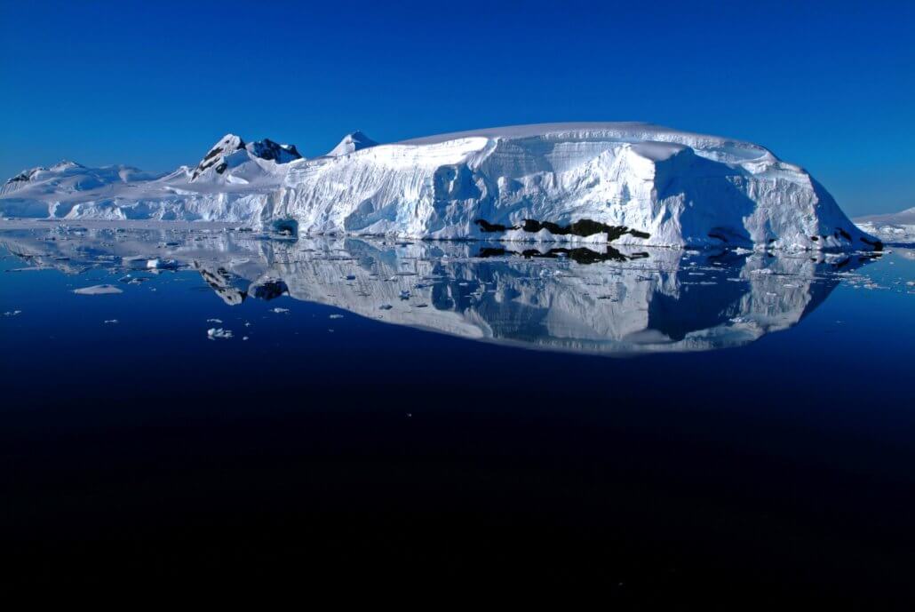 Eisberg am Polarkreis vor spiegelglattem Wasser