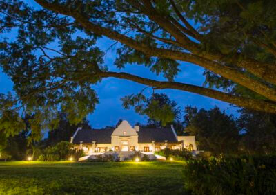 Außenansicht des Haupthauses bei Nacht - The Manor, Tansania ©Silverless / Elewana Collection