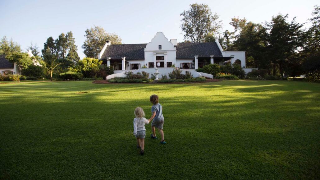 Außenansicht des Haupthauses mit Kindern - The Manor, Tansania