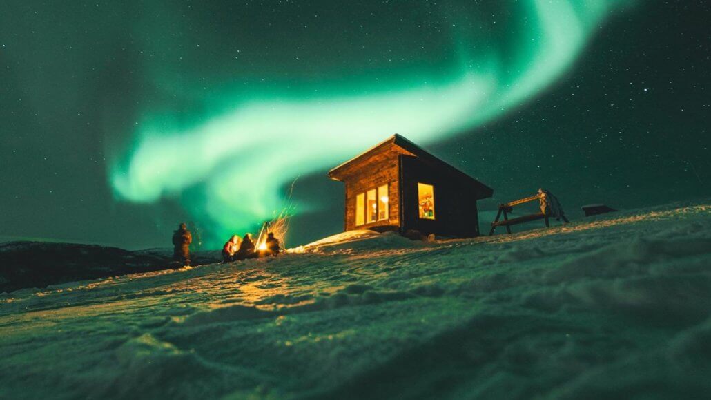 Bjornfjell Mountain Lodge in Norwegen - Lagerfeuer unter dem Nordlicht