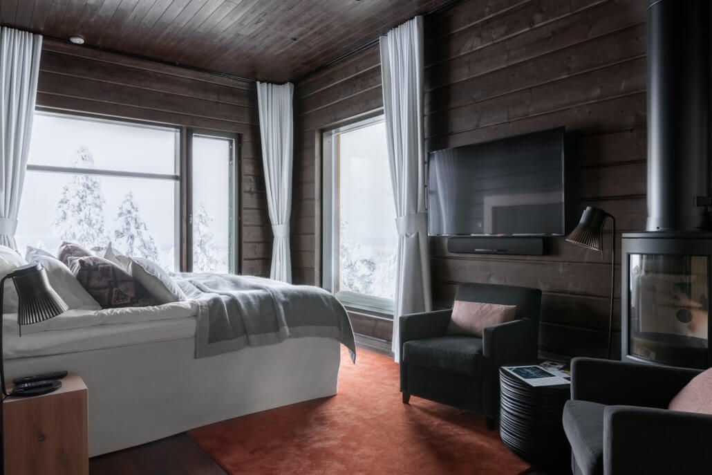 Octola Lodge in Finnland - Zimmer mit Tv und Kamin