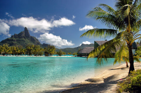 Bora Bora mit Palmenstrand, Meer und Bergen