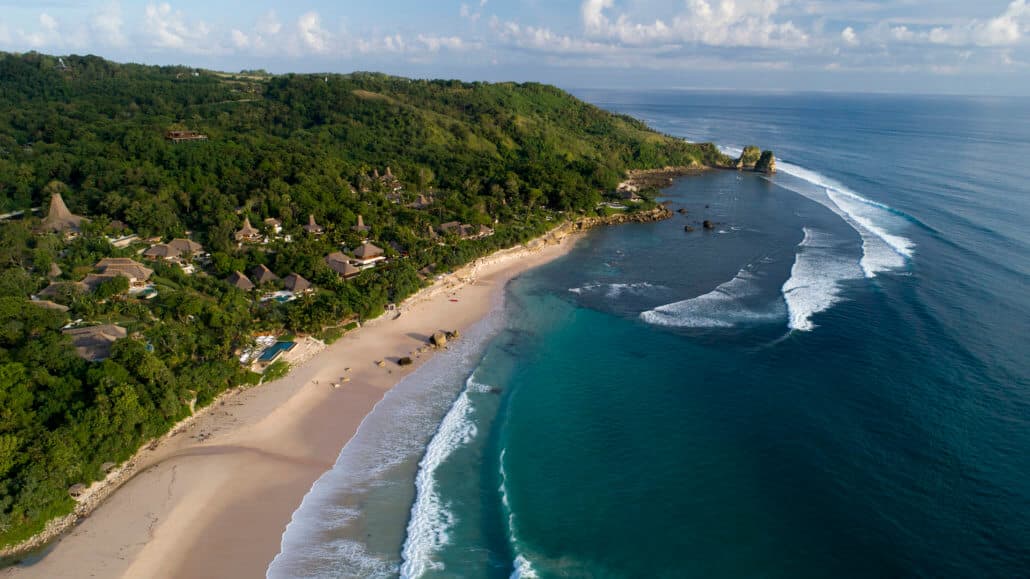 Luftaufnahme von Strand und Resort Nihi Sumba in Indonesien
