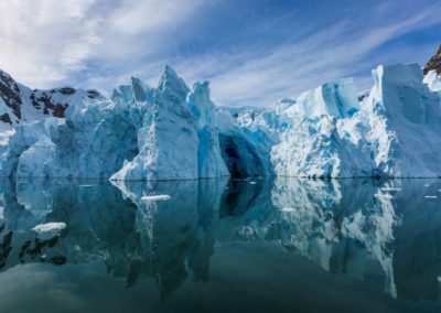 Zerklüftete Eisformation an der Küstenlinie