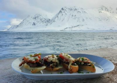 Fingerfood an Board der MS Villa mit Nordpolarmeer und eisbedeckten Bergen im Hintergrund