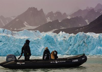 Zodiac-Fahrt vor Gletscher und eisbedeckten Bergen
