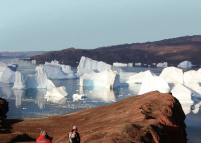 Expeditionsteilnehmer staunen über die unzähligen Eisberge und Tundra Landschaft