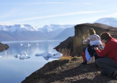 Expeditionsteilnehmer fotografieren die Landschaft