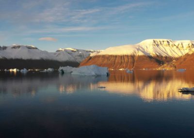 Landschaft in Scoresby Sound beim Sonnenaufgang