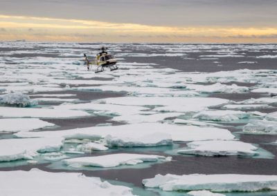 Helikopterflug über dem Packeis des Rossmeeres