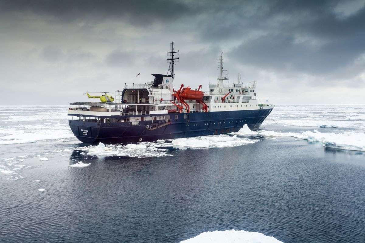 MS Ortelius und Hubschrauber