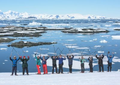 Schneeschuhwanderung in der Antarktis mit Südpolarmeer und schneebedeckten Bergen im Hintergrund