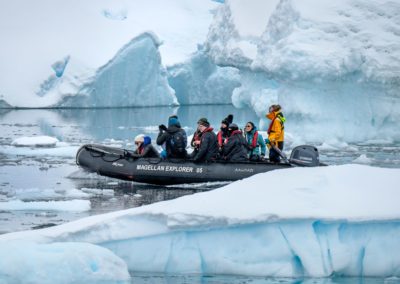 Zodiac-Ausfahrt in der Antarktis durch die Eisberge