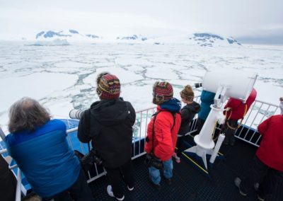 Expeditionsteilnehmer auf Deck der MS Ocean Nova und bestaunen die antarktische Landschaft