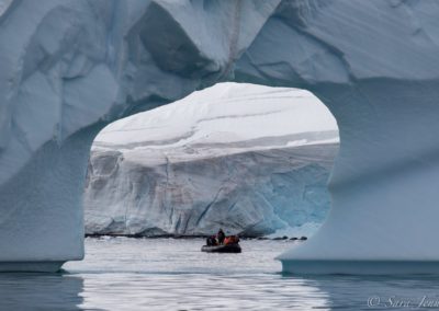 Zodiac-Ausfahrt bei Port Charcot zwischen riesigen Eisbergen