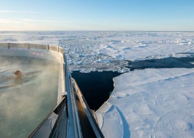 Arktische Landschaft vom Außenpool von Le Commandant-Charcot genießen