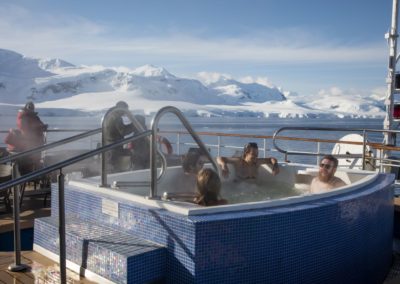 Outdoor-Jacuzzi an Bord der MS Sea Spirit