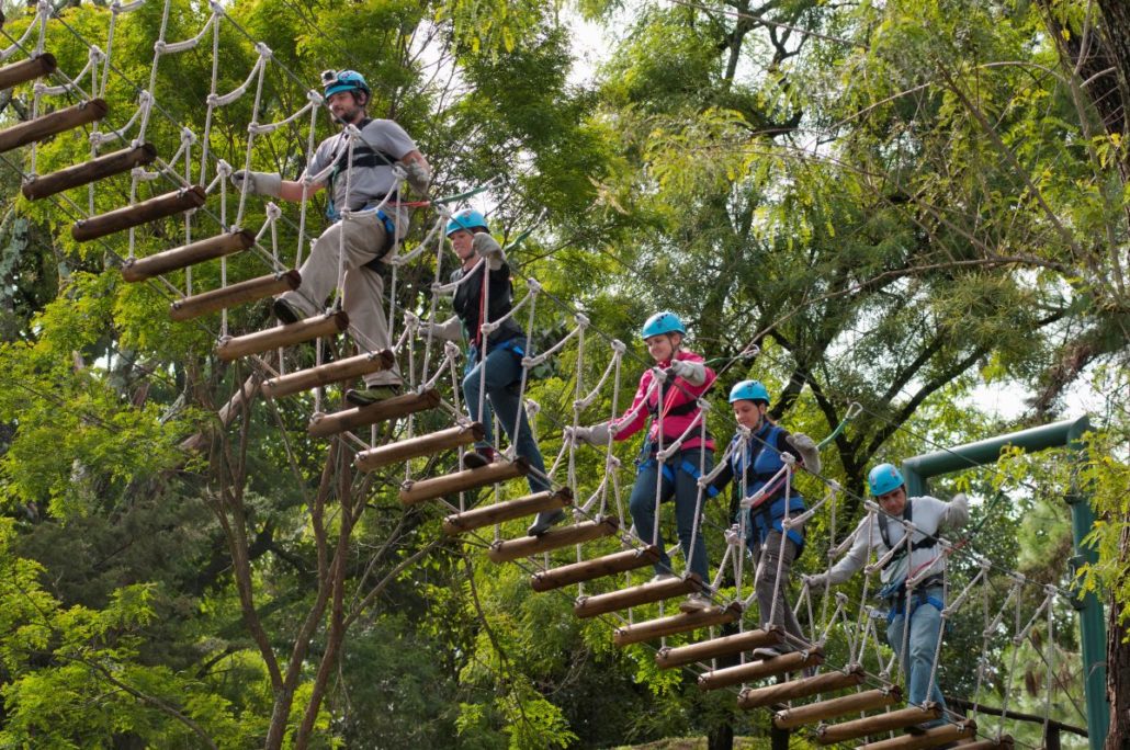 Touristen gehen zum Ziplining