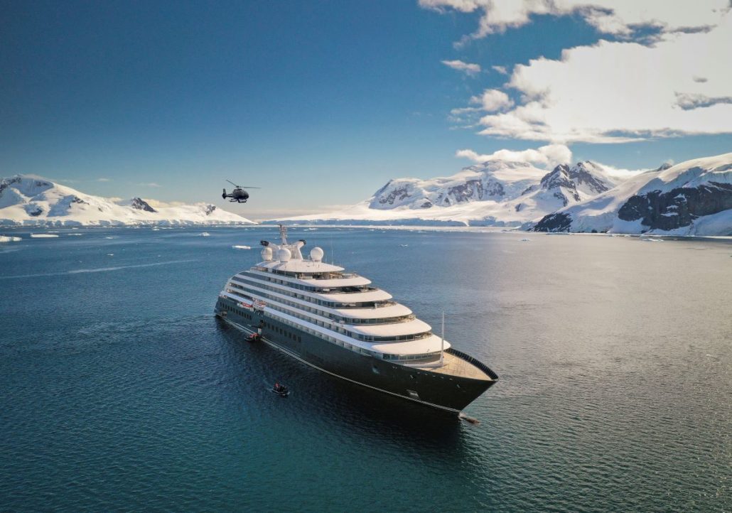 MS Scenic Eclipse in der Antarktis mit bordeigenem Helikopter