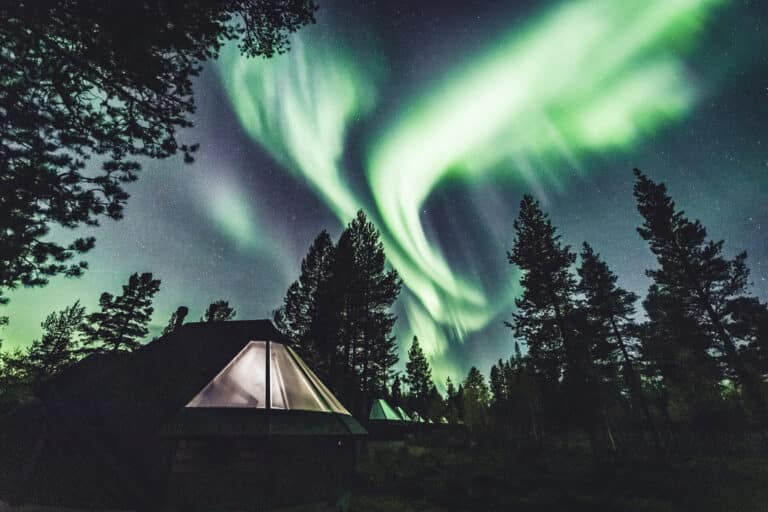Nordlichter über den Chalets | © Alexander Kuznetsov