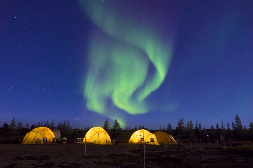 Nordlichter über dem Tundra-Camp