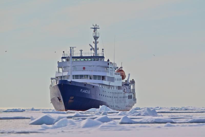 MS Plancius in Spitzbergen-Packeis