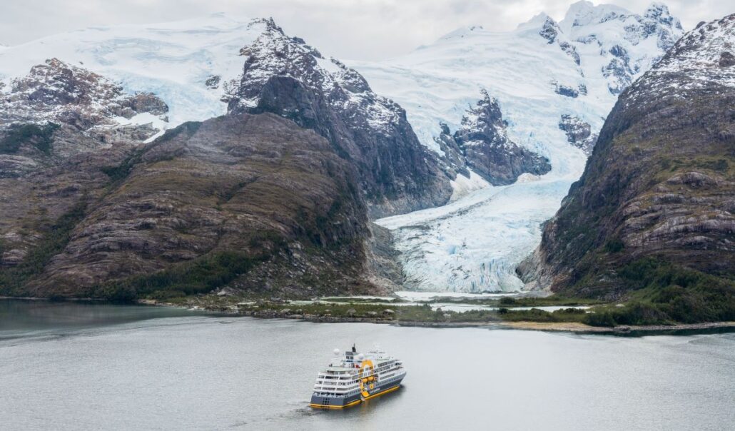 MS Ultramarine vor Gletscher, Fjord