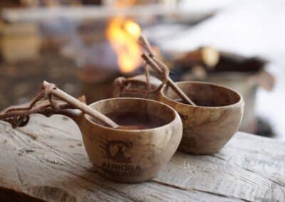 Ein gemütliches Laavu mit einem Lagerfeuer @Juha Tuunanen-Aurora Village.