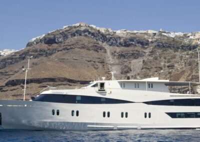 Außenansicht der Harmony V mit Felsen im Hintergrund | ©Variety Cruises
