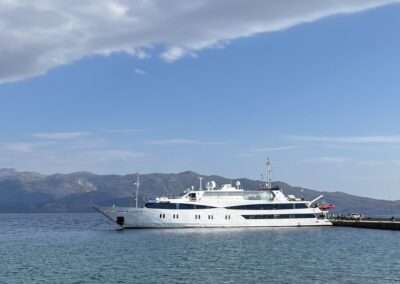 Außenansicht der Harmony V mit Land im Hintergrund | ©Variety Cruises