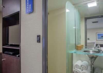 Badezimmer der Kabine B mit Dusche und Waschbecken | ©Variety Cruises