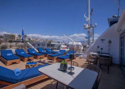 Sonnendeck der Harmony V in einem Hafen | ©Variety Cruises