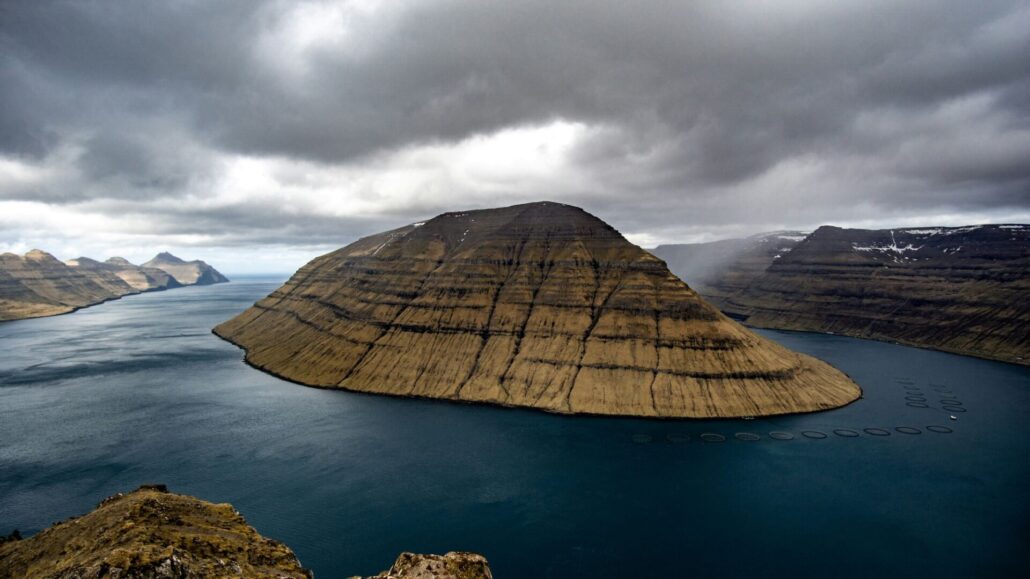 Blick von oben auf einen Fjord und eine Landzunge