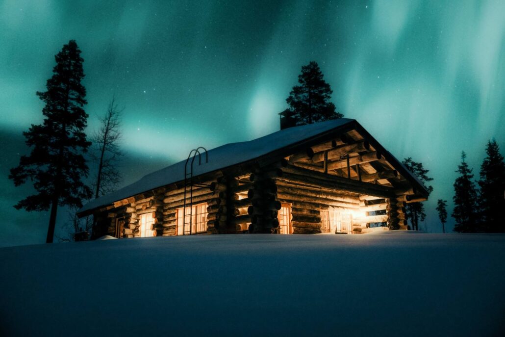Außen Ansicht der Premium Privatlodge auf dem Fjell unter Nordlichtern