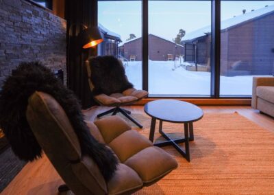 Innenansicht Sitzmöbel vor großem Panoramafenster