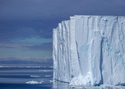 Eine steile Eisklippe am Rand des Ross-Schelfeieses