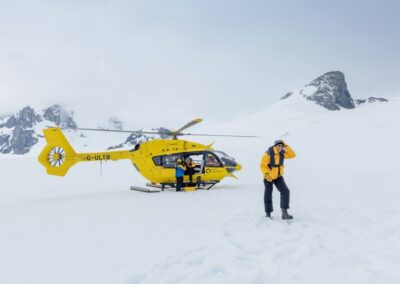 Ein Helikopter ist in einer verschneiten Landschaft gelandet