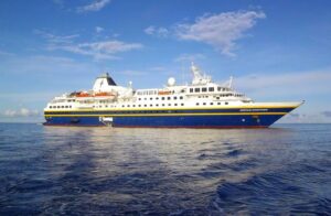 Expeditionsschiff auf hoher See
