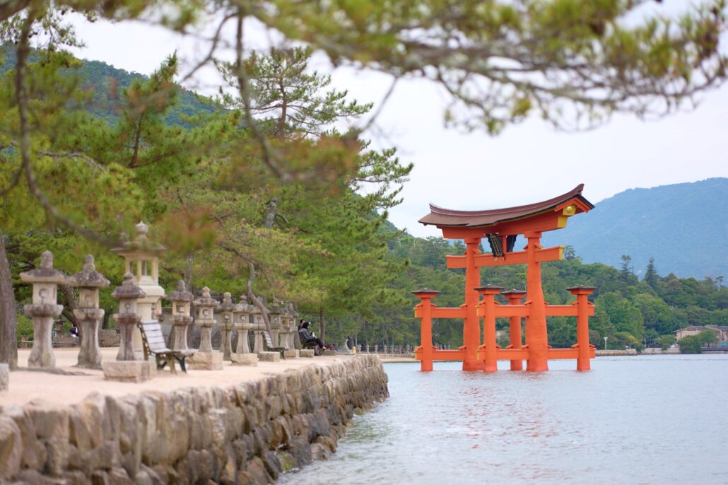 Ein japanisches Holztor steht vor der Küste im Wasser