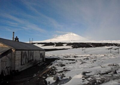 Pionier-Hütte in antarktischer Landschaft