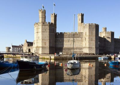 Caernarfon Castle in Wales mit Booten im Hafen, UNESCO-Welterbe