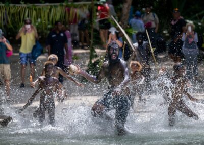 Fröhliche Südsee-Insulaner laufen ins Wasser
