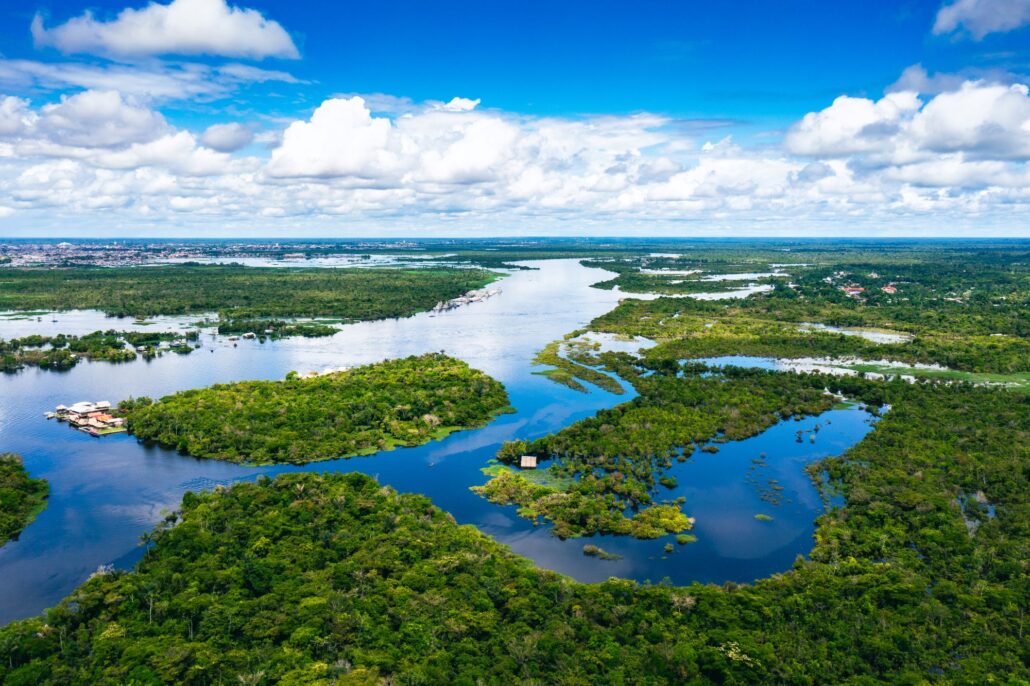 Die gewundenen Wasserläufe des Amazonas von oben