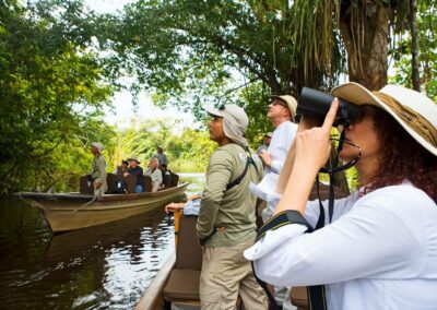 Menschen stehen beobachtend auf einem Boot.