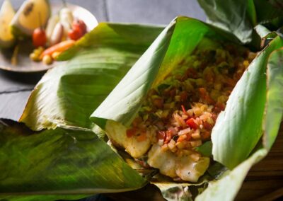 Gegrillter Tiger-Catfish im Bijao-Blatt