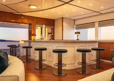 Eine Bartheke mit mehreren Hockern