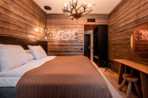Innansicht Schlafzimmer mit großem Bett