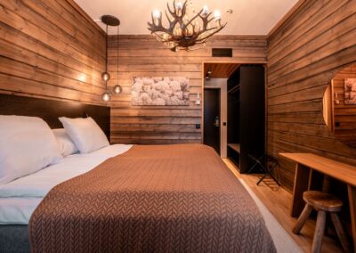 Innansicht Schlafzimmer mit großem Bett