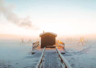 Weg zur Sauna am See in kalten Morgenluft