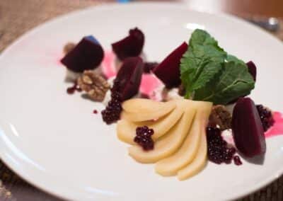 Ein schön angerichteter Teller mit Birnen, Nüssen und Salat